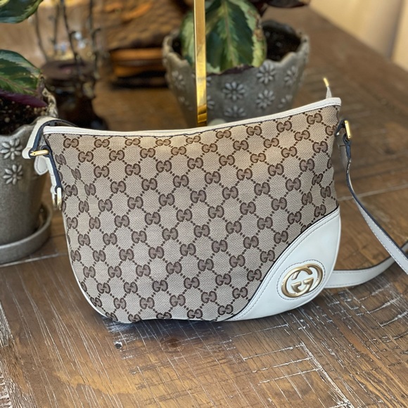 🌺 AUTH Gucci Monogram Crossbody Bag 🌺 BEAUTIFUL - Picture 6 of 16